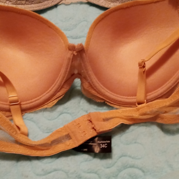 2 Bras - Picture 2 of 11